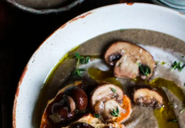 MUSHROOM-SOUP-WITH-TRUFFLE-OIL